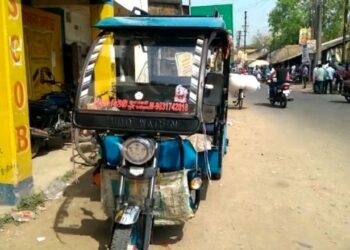 ভূল বশত অ্যাকসিলেটরে টান, এক মহিলাসহ ৩ পথচারীকে সজোরে ধাক্কা দিল যাত্রীবাহী টোটো