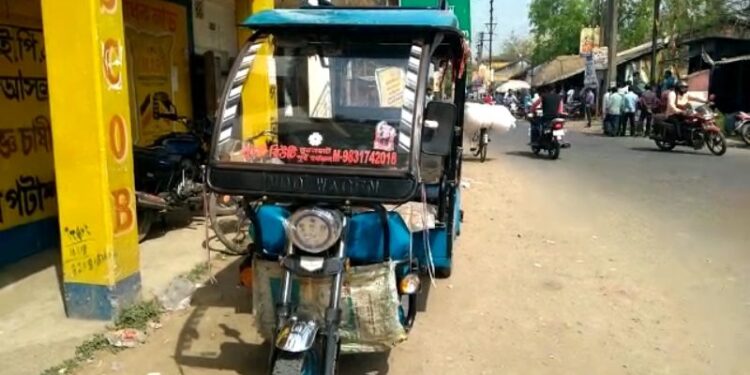 ভূল বশত অ্যাকসিলেটরে টান, এক মহিলাসহ ৩ পথচারীকে সজোরে ধাক্কা দিল যাত্রীবাহী টোটো