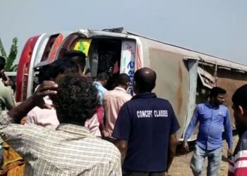 রায়নার যাত্রীবোঝাই বাস উল্টে জখম ২০ বাসযাত্রী