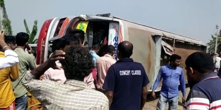 রায়নার যাত্রীবোঝাই বাস উল্টে জখম ২০ বাসযাত্রী