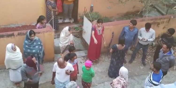 চার্জে বসানো ইলেকট্রিক স্কুটারের ব্যাটারি বিস্ফোরণে বাড়িতে আগুন, ১১ সদস্যের প্রাণ বাঁচালো প্রতিবেশীরা