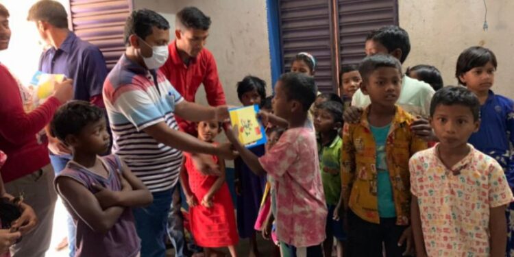 পড়াশোনায় আগ্রহী করে তুলতে কচিকাঁচাদের হাতে বই-খাতা তুলে দিলেন গুসকরা মহাবিদ্যালয়ে এনএসএসের স্বেচ্ছাসেবকরা