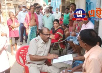 কাটোয়ায় স্বাস্থ্যসাথী কার্ড নিয়ে অভিনব জালিয়াতি, মহিলাদের ১০ হাজার টাকার লোভ দেখিয়ে কার্ড থেকে হাজার হাজার টাকা তুলে আত্মসাতের অভিযোগে গ্রেফতার মহিলা