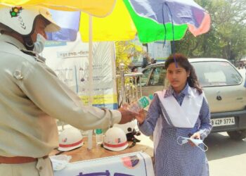 ‘সেফ ড্রাইভ, সেভ লাইফ’-এর প্রচারের ফাঁকে মাধ্যমিক পরীক্ষার্থীদের দিকে সাহায্যের হাত বাড়ালো গুসকরা ট্রাফিক গার্ড