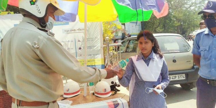 ‘সেফ ড্রাইভ, সেভ লাইফ’-এর প্রচারের ফাঁকে মাধ্যমিক পরীক্ষার্থীদের দিকে সাহায্যের হাত বাড়ালো গুসকরা ট্রাফিক গার্ড