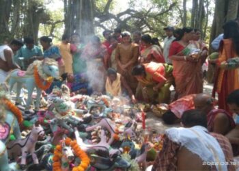 মাটির নিচে সমাধিস্ত গ্রাম্যদেবতার পূজোয় মাটি অর্পন করাই নিয়ম, যুগ যুগ ধরে আজও এই প্রাচীন রীতি মেনে আসছেন মন্তেশ্বরের ফুলগ্ৰামবাসী