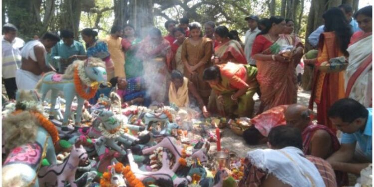 মাটির নিচে সমাধিস্ত গ্রাম্যদেবতার পূজোয় মাটি অর্পন করাই নিয়ম, যুগ যুগ ধরে আজও এই প্রাচীন রীতি মেনে আসছেন মন্তেশ্বরের ফুলগ্ৰামবাসী