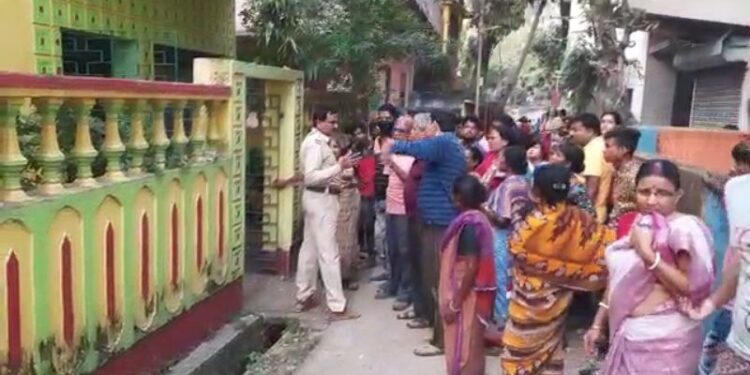 বোনের গলায় ছুরি চালিয়ে নিজের গলা কেটে আত্মহত্যার চেষ্টা করল মানসিকভাবে অসুস্থ যুবক