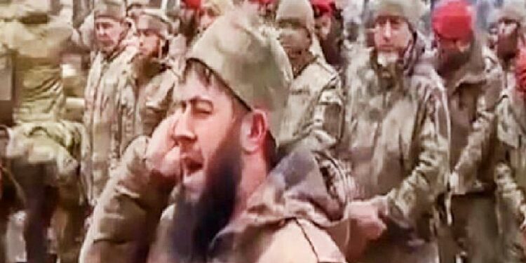 রাশিয়ার পক্ষে যুদ্ধ করতে ইউক্রেন যাচ্ছে এক হাজার চেচেন যোদ্ধা, ভলোদিমির জেলেনস্কিকে হত্যার জন্য পাঠানো চেচেন বিশেষ বাহিনীকে নিকেশ করেছে বলে দাবি ইউক্রেনের