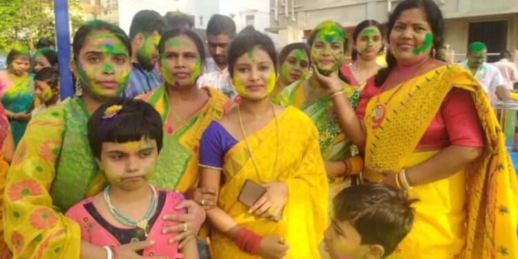 দোলের আনন্দে মেতে উঠল পূর্ব বর্ধমানের গুসকরা শহরবাসী