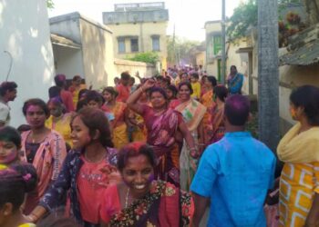 ‘আনন্দমঠ’ আশ্রমে দোল উৎসবে মেতে উঠল মঙ্গলকোটের গণপুর গ্রামবাসীরা