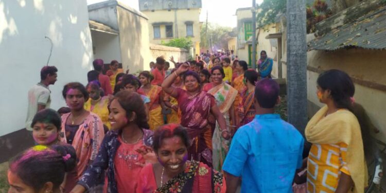 ‘আনন্দমঠ’ আশ্রমে দোল উৎসবে মেতে উঠল মঙ্গলকোটের গণপুর গ্রামবাসীরা