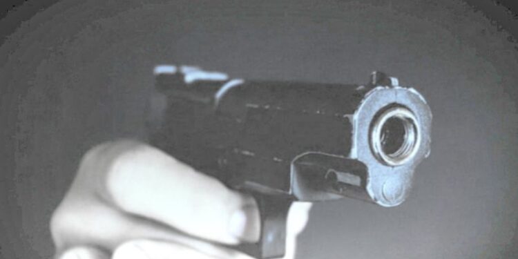 কলকাতায় রাস্তায় বাইক আরোহী দুষ্কৃতিদের গুলিতে খুন যুবক, খুনের কারন নিয়ে ধন্দ্ব