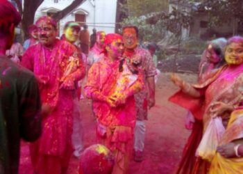 প্রাচীন ঐতিহ্য মেনে দোল পূর্ণিমায় রঙের উৎসবে মাতোয়ারা হন না বর্ধমান ও রাধাবল্লভবাটির বাসিন্দারা