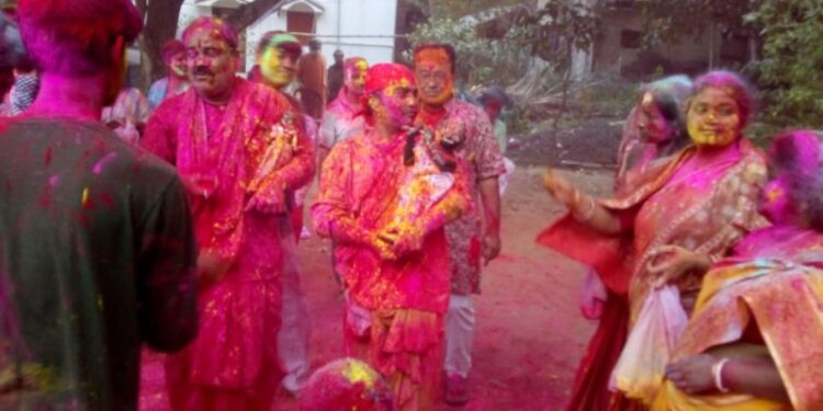 প্রাচীন ঐতিহ্য মেনে দোল পূর্ণিমায় রঙের উৎসবে মাতোয়ারা হন না বর্ধমান ও রাধাবল্লভবাটির বাসিন্দারা