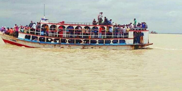 বাংলাদেশের নারায়ণগঞ্জে শীতলক্ষ্যা নদীতে জাহাজের ধাক্কায় লঞ্চডুবি, এক শিশুসহ ৫ মৃতদেহ উদ্ধার, নিখোঁজ শতাধিক