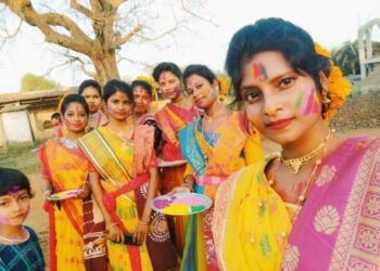 দোল উৎসবে মেতে উঠল পূর্ব বর্ধমান জেলার মাধবডিহির প্রত্যন্ত গ্রাম