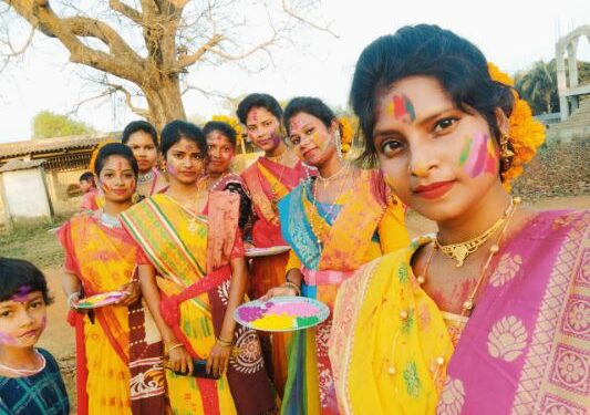 দোল উৎসবে মেতে উঠল পূর্ব বর্ধমান জেলার মাধবডিহির প্রত্যন্ত গ্রাম