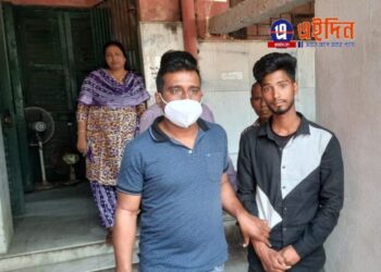 প্রতারণার অভিযোগে গ্রেফতার কুপনের টোপ দিয়ে শাড়ি বিক্রি করা ফেরিওয়ালা যুবক