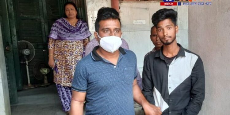 প্রতারণার অভিযোগে গ্রেফতার কুপনের টোপ দিয়ে শাড়ি বিক্রি করা ফেরিওয়ালা যুবক