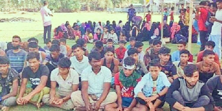 মালয়েশিয়া নিয়ে যাওয়ার নাম করে শতাধিক রোহিঙ্গাকে ট্রলারে করে সমুদ্রে ঘুরিয়ে দ্বীপে ফেলে পালালো বাংলাদেশী দালালচক্র