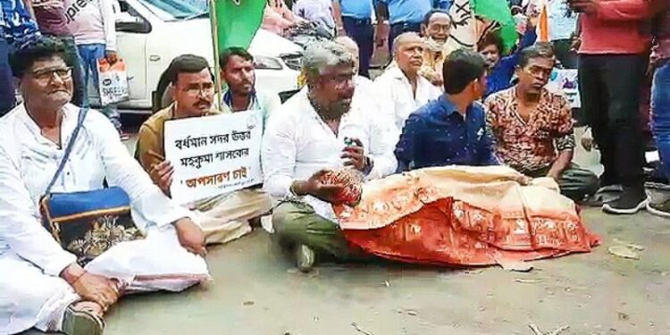 এসডিওর অপসারণ ও অভিযুক্ত তৃণমূল কাউন্সিলের গ্রেফতারের দাবিতে শাড়ি ও চুড়ি হাতে বিক্ষোভ যুব কংগ্রেসের