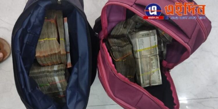 নাকাচেকিংয়ের সময় ৬০ লক্ষ টাকা উদ্ধার, আয়কর বিভাগকে হস্তান্তর করল পূর্ব বর্ধমান জেলার ভাতার থানার পুলিশ