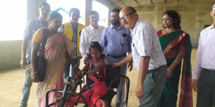 দুঃস্থদের প্রতি সাহায্যের হাত বাড়িয়ে দিল রানাঘাট লায়ন্স ক্লাব