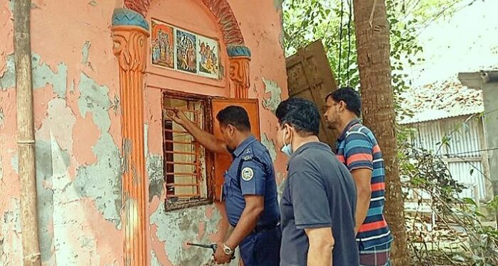 বাংলাদেশে ফের আক্রান্ত হিন্দু মন্দির, জানলার গ্রিল ভেঙে সর্বস্ব নিয়ে চম্পট  দিল দুষ্কৃতিদল