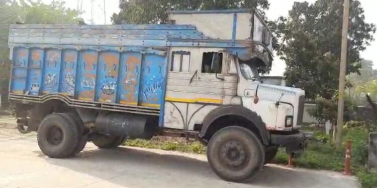 প্রখর রোদ থেকে বাঁচতে লরির নিচে আশ্রয় নিয়ে বেঘোরে প্রাণ গেল খালাসির, গ্রেফতার চালক, আটক ট্রাক