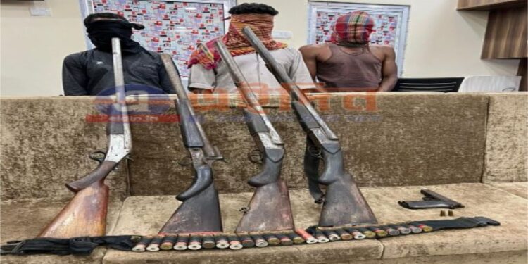 দ্বিতীয় ‘বগটুই’ হতে গিয়ে বাঁচলো কাটোয়া, উদ্ধার প্রচুর আগ্নেয়াস্ত্র ও বোমা, গ্রেফতার ৩