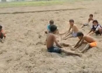 স্মার্টফোনে বুঁদ সমাজে হারিয়ে যাচ্ছে শৈশব, বাবা মায়ের স্নেহ থেকে বঞ্চিত হচ্ছে শিশুরা