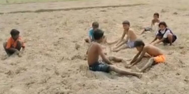 স্মার্টফোনে বুঁদ সমাজে হারিয়ে যাচ্ছে শৈশব, বাবা মায়ের স্নেহ থেকে বঞ্চিত হচ্ছে শিশুরা