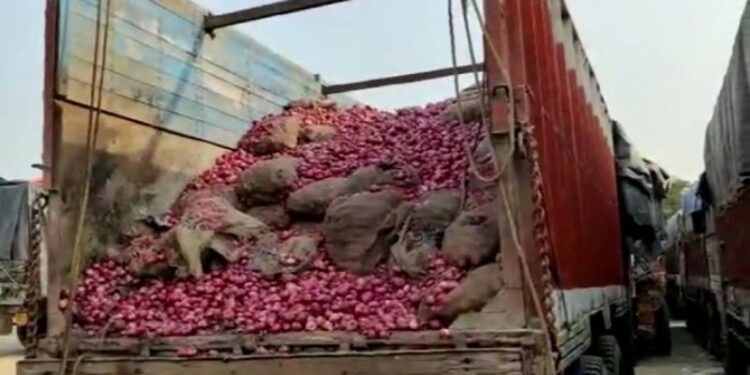 তোলা না দেওয়ায় ভারত-বাংলাদেশ সীমান্তে অভিবাসন চেক পোস্টে দাঁড়িয়ে থাকা পেঁয়াজের লরিতে প্রকাশ্যে আগুন ধরাল দুষ্কৃতীরা