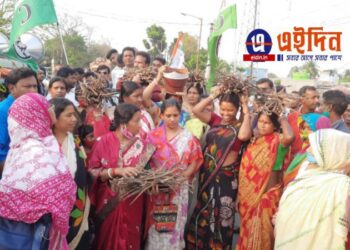 রান্নার গ্যাসের মূল্য বৃদ্ধির প্রতিবাদে মাথায় উনান আর কাঁধে জ্বালানি কাঠ নিয়ে তৃণমূলের মিছিলে পা মেলালেন মহিলারা