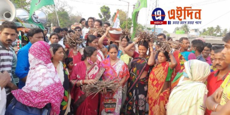 রান্নার গ্যাসের মূল্য বৃদ্ধির প্রতিবাদে মাথায় উনান আর কাঁধে জ্বালানি কাঠ নিয়ে তৃণমূলের মিছিলে পা মেলালেন মহিলারা