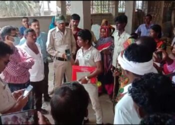 রাস্তা নির্মানের দাবিতে অস্ত্রসস্ত্র নিয়ে পঞ্চায়েত ঘেরাও করে বিক্ষোভ আদিবাসীদের