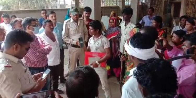 রাস্তা নির্মানের দাবিতে অস্ত্রসস্ত্র নিয়ে পঞ্চায়েত ঘেরাও করে বিক্ষোভ আদিবাসীদের