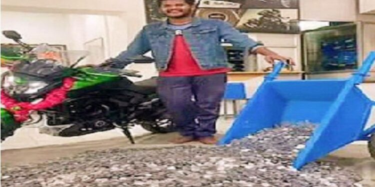 তিন বছর ধরে এক টাকা করে জমিয়ে ২.৬০ লাখের বাইক কিনলেন যুবক