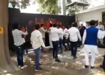 বিধানসভায় ‘দ্য কাশ্মীর ফাইলস’ ছবি নিয়ে বিতর্কিত মন্তব্যের জেরে  কেজরিওয়ালের বাসভবন ভাঙচুর চালালো ক্ষিপ্ত বিজেপি কর্মীরা, ছবির বিনোদন কর ছাড় দিল পুদুচেরি