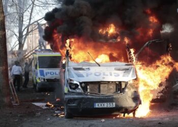 সাম্প্রদায়িক হিংসার আগুনে জ্বলছে সুইডেন,মুখ ঢাকা দুষ্কৃতীদের ছোড়া পাথরে জখম বেশ কয়েকজন পুলিশকর্মী, অগ্নিসংযোগ পুলিশের গাড়িতে