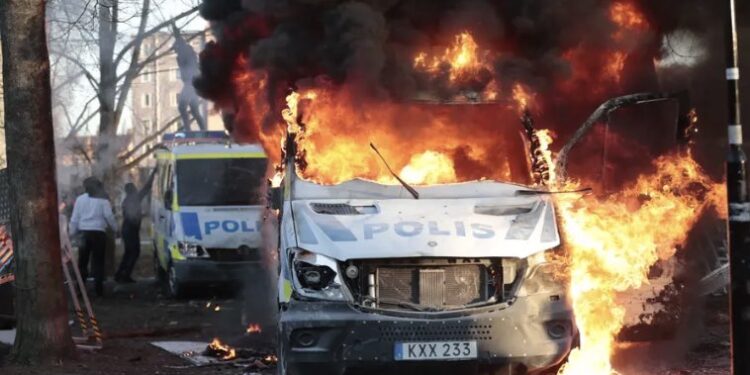 সাম্প্রদায়িক হিংসার আগুনে জ্বলছে সুইডেন,মুখ ঢাকা দুষ্কৃতীদের ছোড়া পাথরে জখম বেশ কয়েকজন পুলিশকর্মী, অগ্নিসংযোগ পুলিশের গাড়িতে