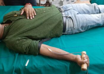 রক্তশূণ্য ব্লাডব্যাঙ্ক, থ্যালাসেমিয়ায় আক্রান্ত শিশুকে রক্ত দিলেন কাটোয়া হাসপাতালের সুপার