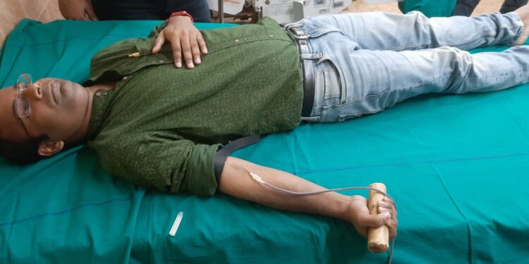 রক্তশূণ্য ব্লাডব্যাঙ্ক, থ্যালাসেমিয়ায় আক্রান্ত শিশুকে রক্ত দিলেন কাটোয়া হাসপাতালের সুপার