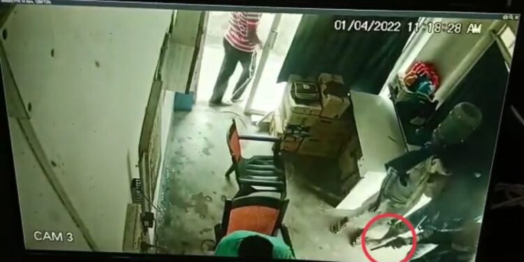 দিনে দুপুরে পেট্রোল পাম্পে ডাকাতির চেষ্টা তিন সশস্ত্র দুষ্কৃতীর, চাঞ্চল্য হরিশ্চন্দ্রপুরে