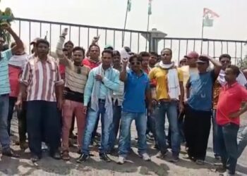 ছাঁটাই হওয়া সহকর্মীদের কাজে পুনর্বহালের দাবিতে বিক্ষোভ ইসিএলের বেসরকারি নিরাপত্তারক্ষীদের সংগঠনের