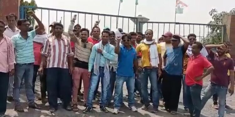 ছাঁটাই হওয়া সহকর্মীদের কাজে পুনর্বহালের দাবিতে বিক্ষোভ ইসিএলের বেসরকারি নিরাপত্তারক্ষীদের সংগঠনের