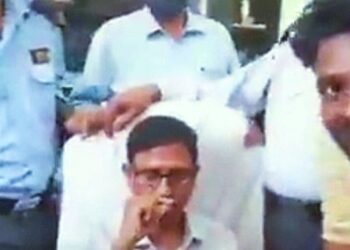 তৃণমূলের ছাত্রনেতার নেতৃত্বে কলেজের অধ্যক্ষকে ঘিরে ধরে অকথ্য ভাষায় গালাগালি, আলিয়া বিশ্ববিদ্যালয়ে ঘটে যাওয়া ভিডিও ভাইর‍্যাল হতেই নিন্দার ঝড়