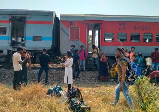 মহারাষ্ট্রের নাসিকের কাছে লাইনচ্যুত বিহারগামী এক্সপ্রেস ট্রেনের ১০ বগি