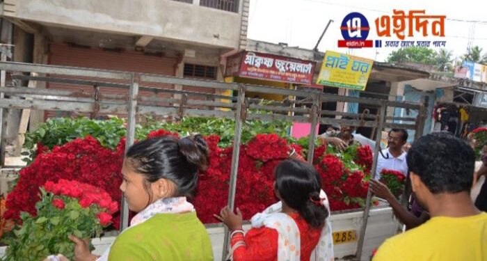 “চৈত্র সেল” : কাটোয়ায় ৭৫ পিস গোলাপের বান্ডিল বিক্রি হচ্ছে মাত্র ৩০ টাকায়